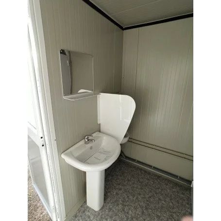 unité sanitaire sdu avec toilettes, douche, lavabo et urinoir unité sanitaire sdu avec toilettes, douche, lavabo et urinoir