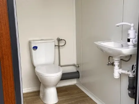 conteneur sanitaire de type pavillon avec triple cabine