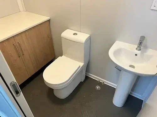 container aménagé en bureau avec salle de bain et espace de rangement container aménagé en bureau avec salle de bain et espace de rangement