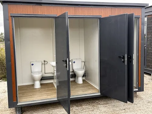conteneur sanitaire de type pavillon avec triple cabine