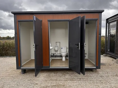 conteneur sanitaire de type pavillon avec triple cabine