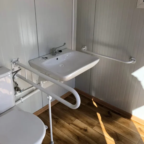 conteneur en panneaux sandwich avec toilettes, 6,00×3,00