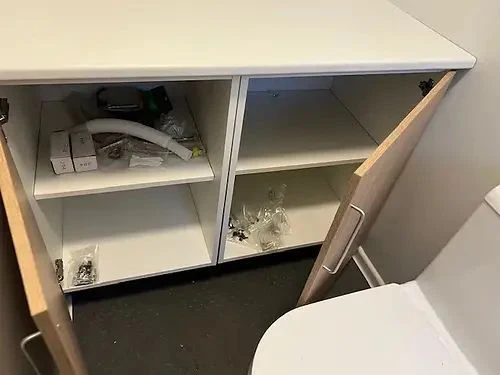 container aménagé en bureau avec salle de bain et espace de rangement container aménagé en bureau avec salle de bain et espace de rangement