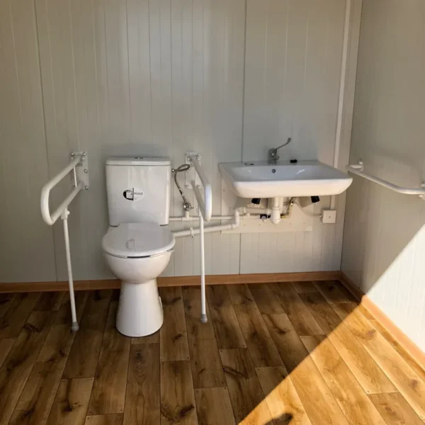conteneur en panneaux sandwich avec toilettes, 6,00×3,00