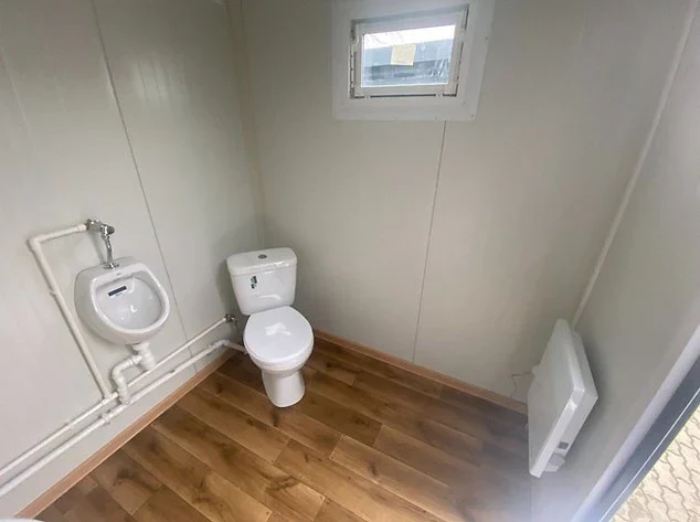 cabine de toilettes avec double cabine