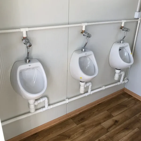 conteneur en panneaux sandwich avec toilettes, 6,00×3,00