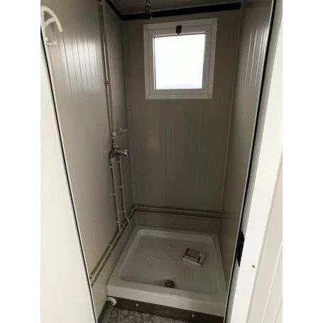 unité sanitaire sdu avec toilettes, douche, lavabo et urinoir unité sanitaire sdu avec toilettes, douche, lavabo et urinoir
